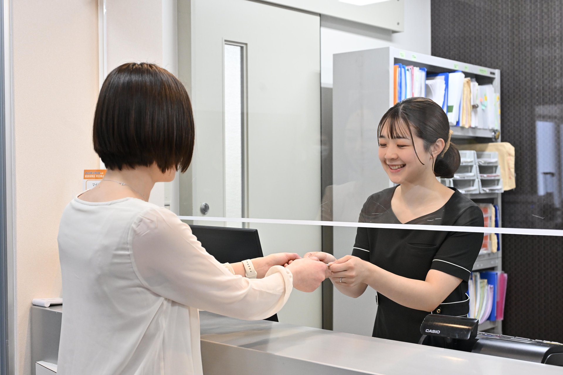 受付スタッフが患者に対応する様子