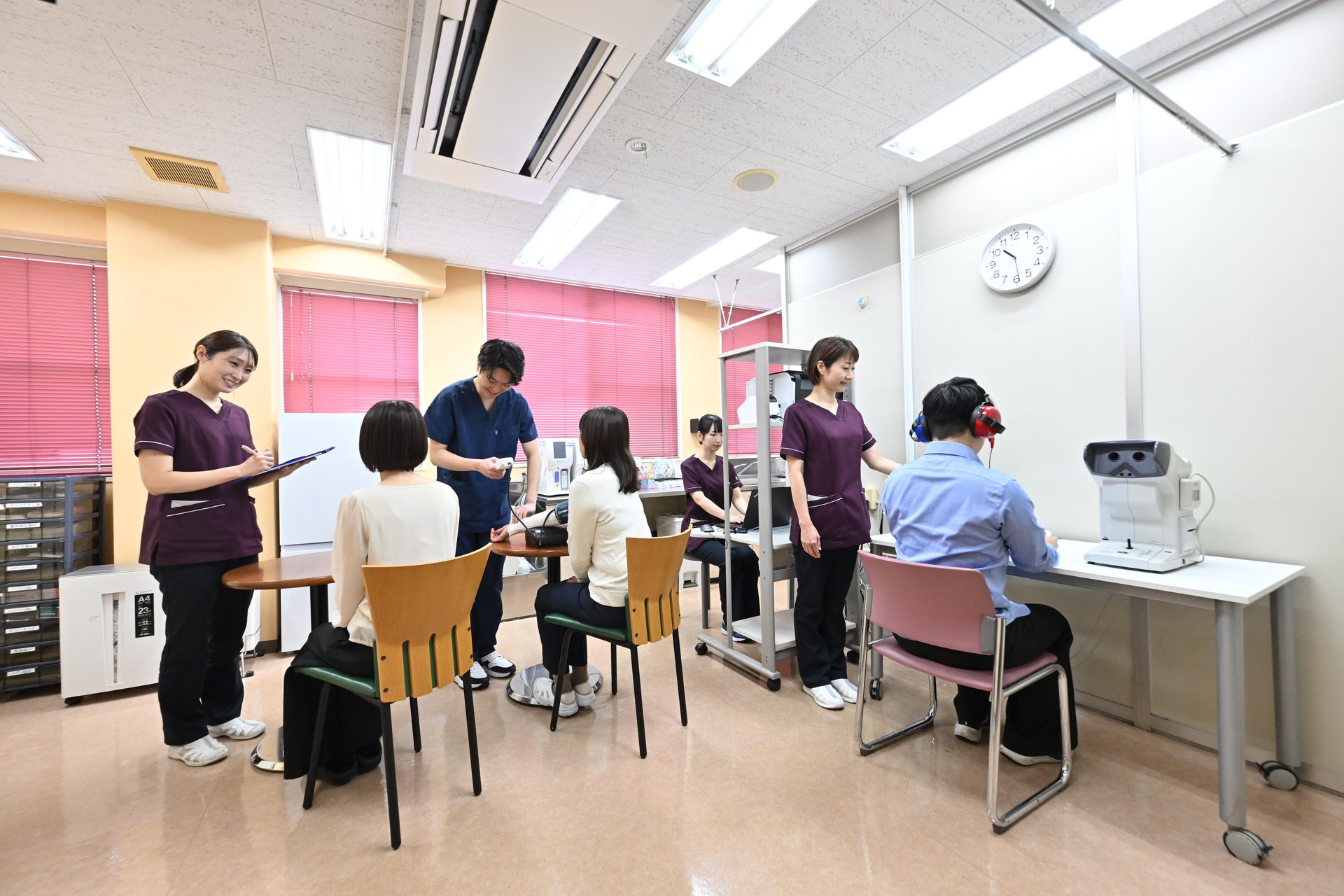 院長が患者に採血を行う様子