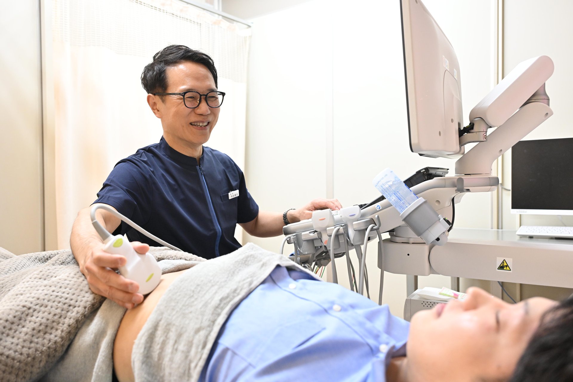 院長が腹部エコーを行う様子