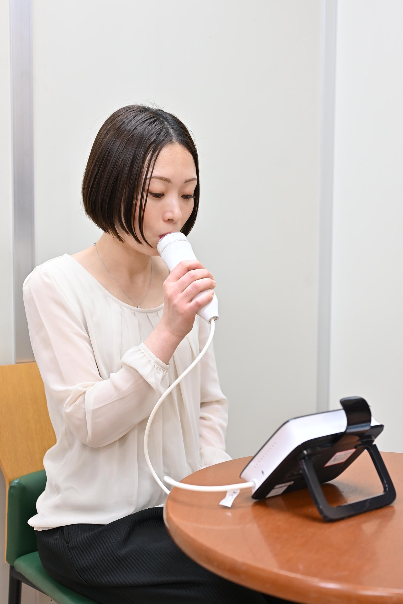 スパイロメトリー検査で集中する患者の横顔